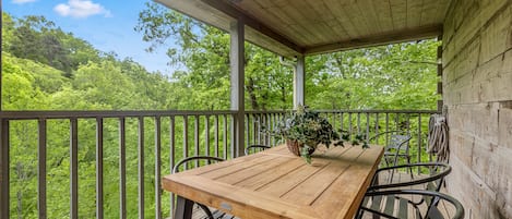 Outdoor Dining Area amongst the trees - Room for 10