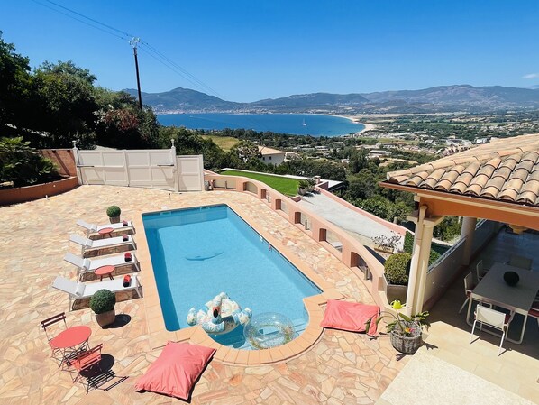 Piscine et vue mer