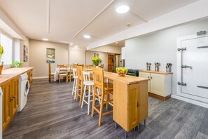 Kitchen island with breakfast bar, range cooker, dishwasher & washing machine