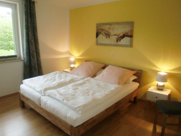 Bequemes Doppelbett, 1,80 m breit
