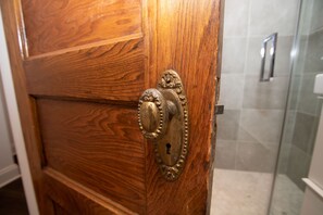 Old features throughout