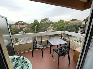 terrasse ouest, vue dégagée, avec petite vue mer latérale