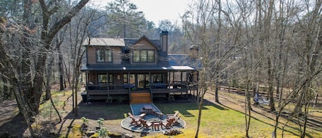 5min to Downtown BR -New Lux Cabin on a creek , 2 Fireplaces, Firepit, Foosball