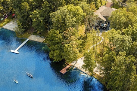 Bear Creek Lake - lakefront house with kayaks, canoe and stand-up paddle-boards