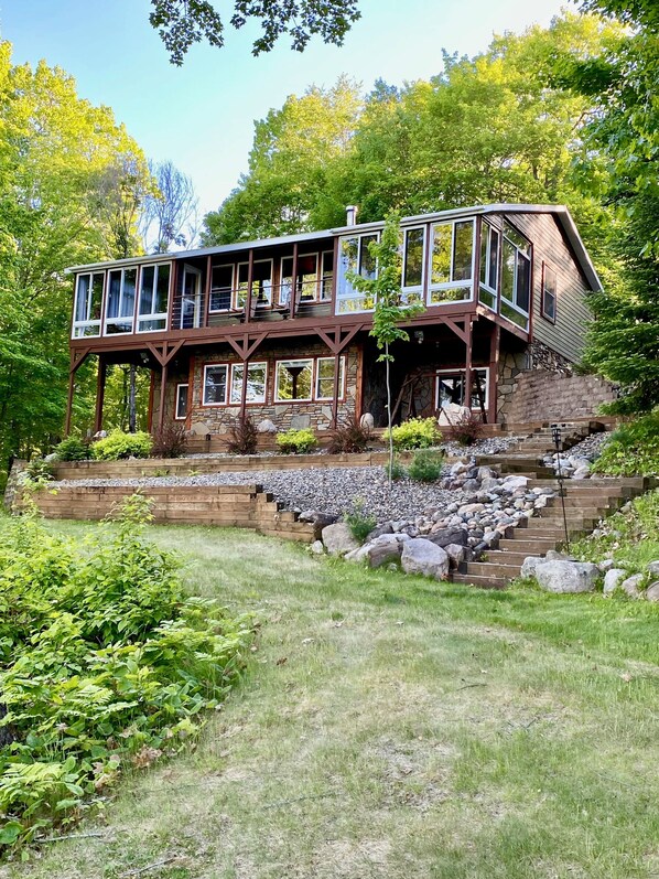 The cabin facing the lake