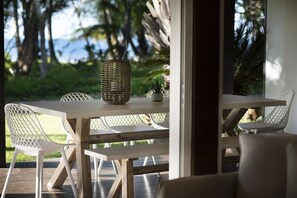 Nikatara - Mission Beach -Close Outdoor dining to beach