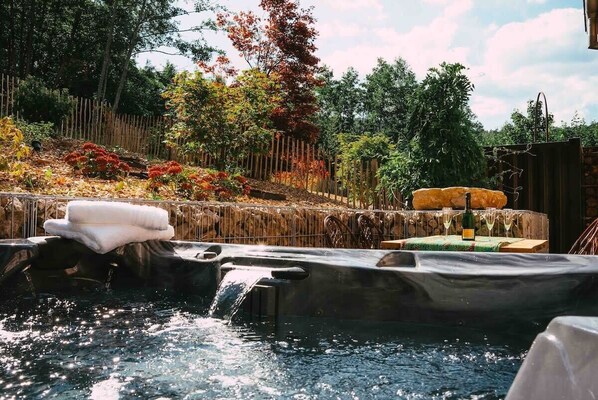 Outdoor spa tub