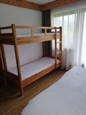 Schlafzimmer 1 - Etagenbett ebfalls aus Zirbenholz