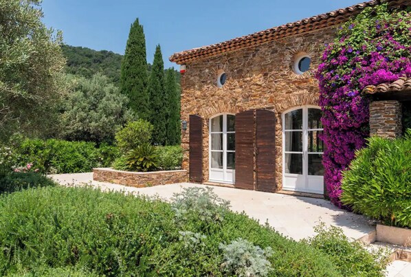 Maison En Pierres - The Stone house 