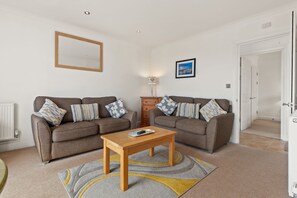 Lovely Apartment, Spectacular Coastal Views, Short Walk to Beach