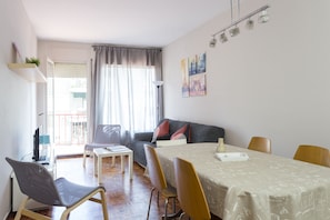 Bright and spacious living and dining area