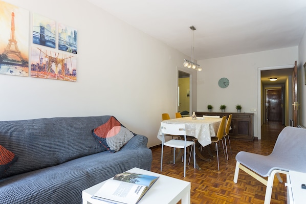 Bright and spacious living and dining area