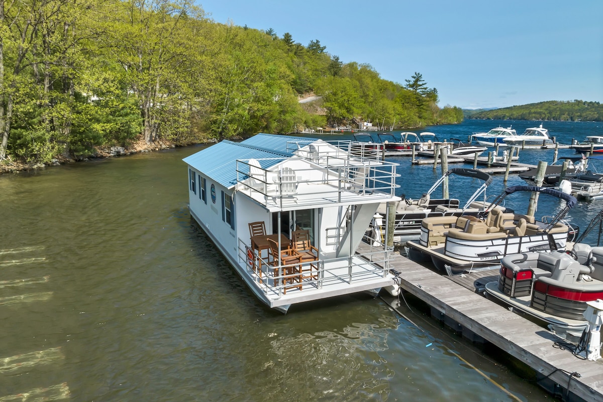 Unique Houseboat Experience on Lake Winnipesaukee – Dockside!