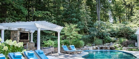 Waterfront Oasis of Annapolis pool grandeur.