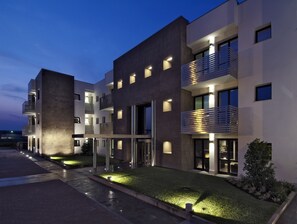 Voorkant accommodatie - avond/nacht