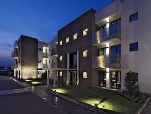Voorkant accommodatie - avond/nacht