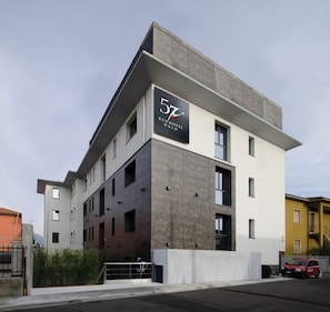 Vista frontal de la propiedad