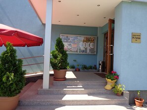Vista frontal de la propiedad