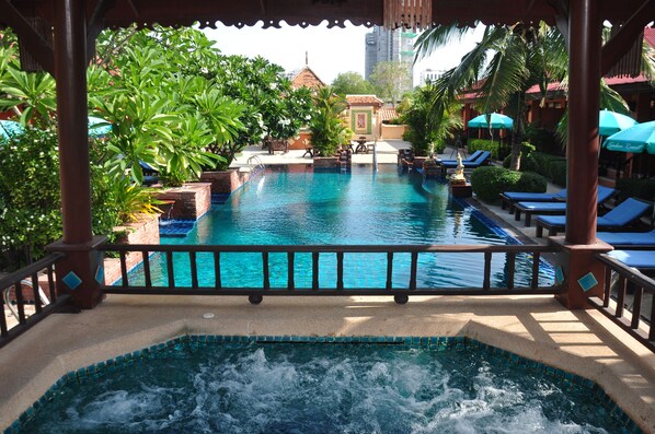 Outdoor spa tub
