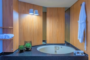 Private spa tub