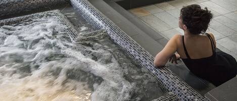 Indoor spa tub