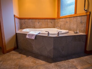 Deep soaking bathtub