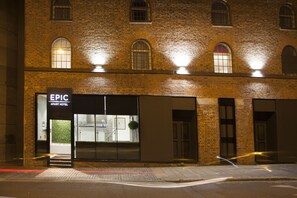Fassade der Unterkunft – Abend/Nacht