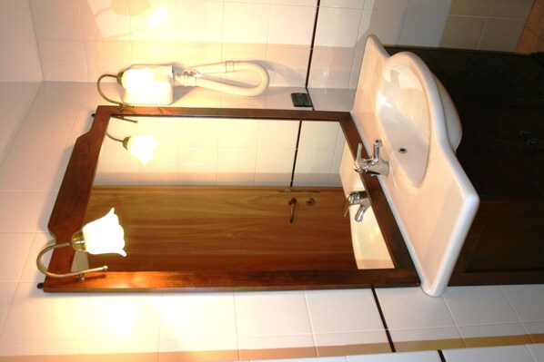 Bathroom sink