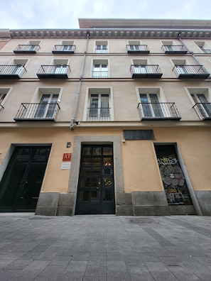 Vista frontal de la propiedad