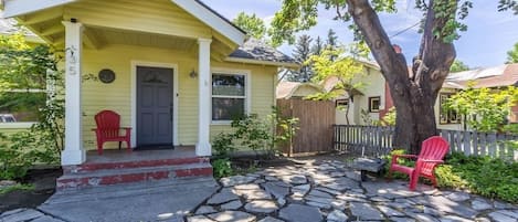 Charming little cottage located in Historic downtown