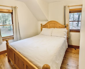 The Hemlock Haus -Queen Bedroom