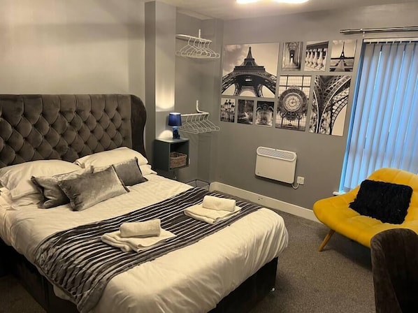 Mater bedroom with en-suite 