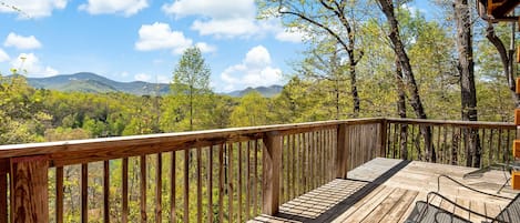 Imagine relaxing on the deck with these views and breathing in the fresh mountain air.
