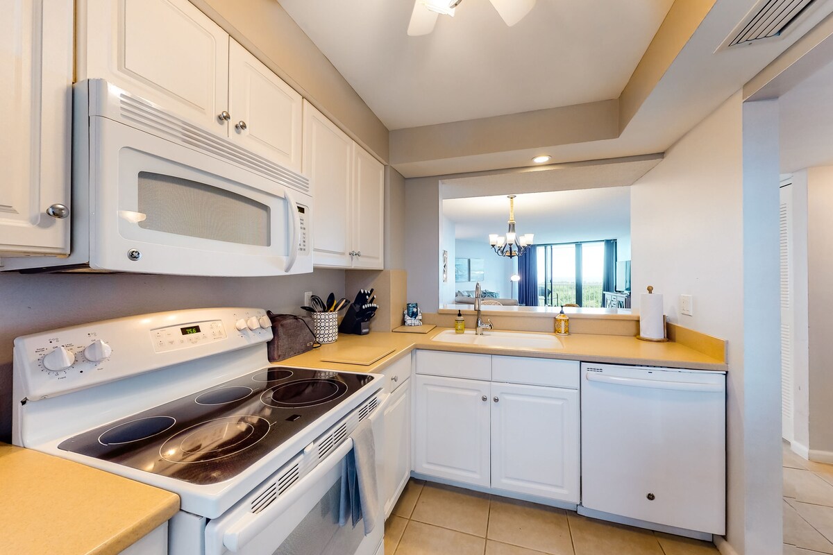 Coastal Condo W/ Beach Access, Shared Pool, Private Balcony & Fast WiFi