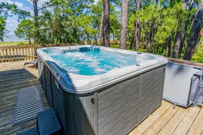 Outdoor spa tub