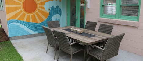 Outdoor entertaining with seating for 6