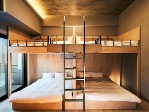 Family 8 / Double upper and lower bunk beds x 2