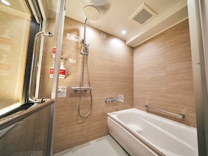 Twin room / bathroom with washroom