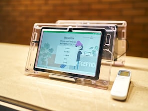 Check-in flow / Enter the lobby and check-in with a tablet