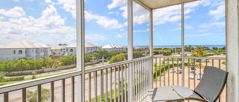 From the balcony you enjoy a view of the Gulf and the exclusive neighborhood of Barefoot Beach.