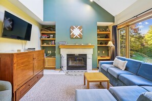 Lots of great natural lighting from the large scenic windows.