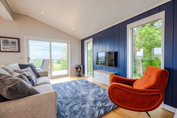 Avocet Lodge, Ingoldisthorpe: From the sitting area looking to the outdoor deck