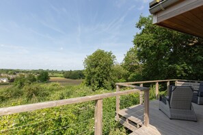 Avocet Lodge, Ingoldisthorpe: Terrace with seating for two and stunning views