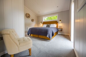 Avocet Lodge, Ingoldisthorpe: Bedroom with super-king bed