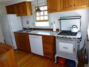 Plenty of counter space.  The Glenwood works beautifully!
