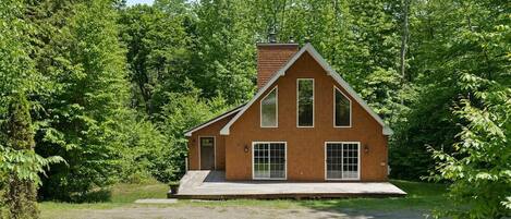 Welcome to The Slopes Lodge! Beautiful cedar siding with large front deck.