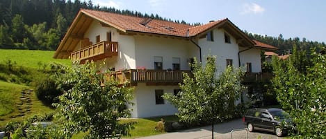 Apartmenthaus Fürstenzeche (Lam)-Haus von NO