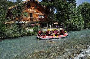 Photo raft devant chalet touriste