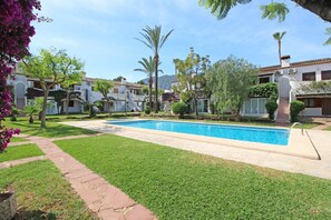 Appartement familial avec piscine et jardin