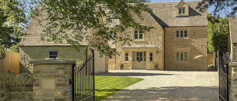 Welcome to Little Tithe, Bourton-on-the-Hill, Near Moreton-in-Marsh, Cotswolds